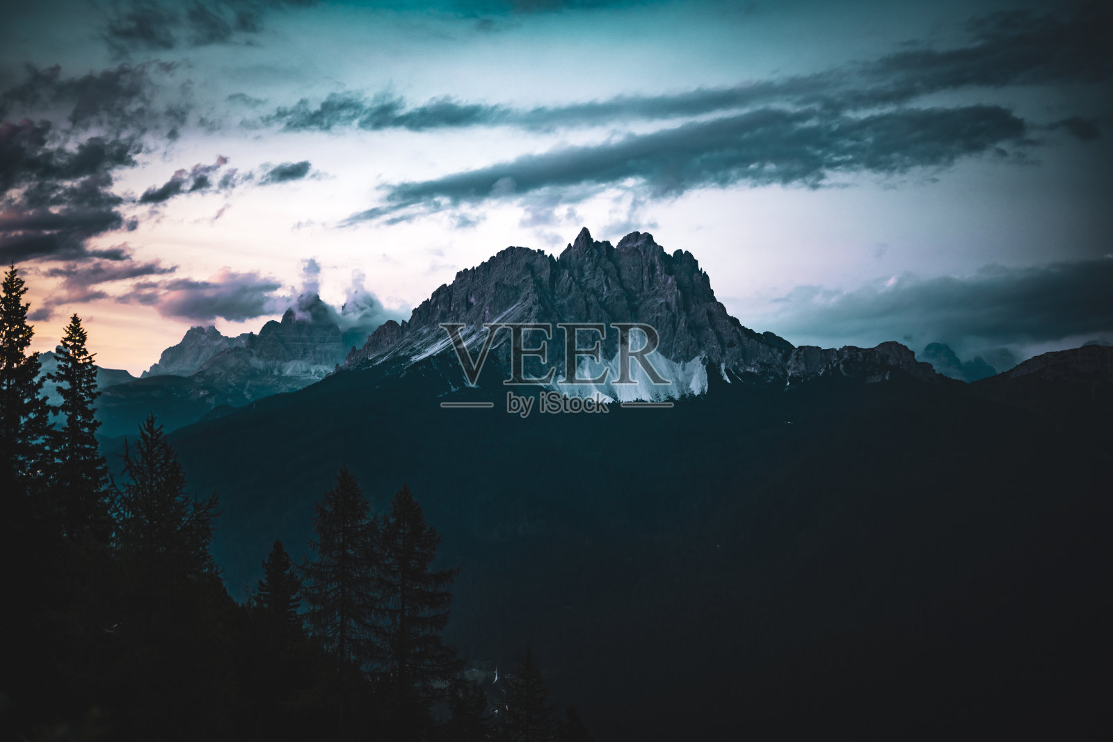 傍晚背景是米苏里纳卡迪尼的索拉伊普斯湖的神秘景色。Sorapis湖,Dolomites, Belluno,意大利,欧洲。照片摄影图片