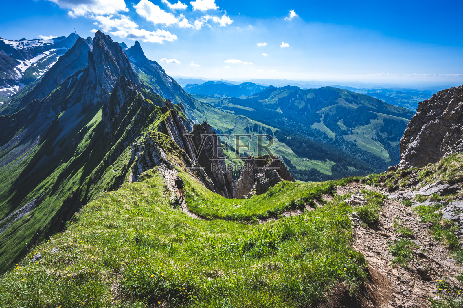 徒步旅行者正沿着一条美丽的高原小路行走照片摄影图片