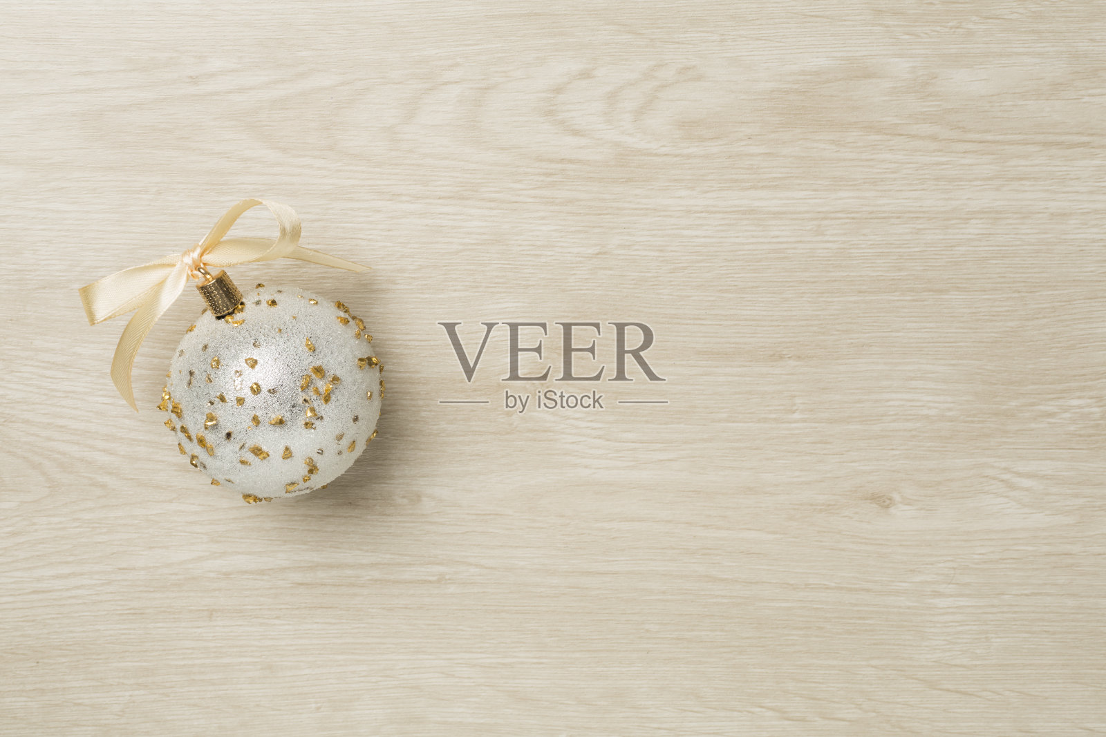 圣诞玩具在木制背景,俯视图照片摄影图片