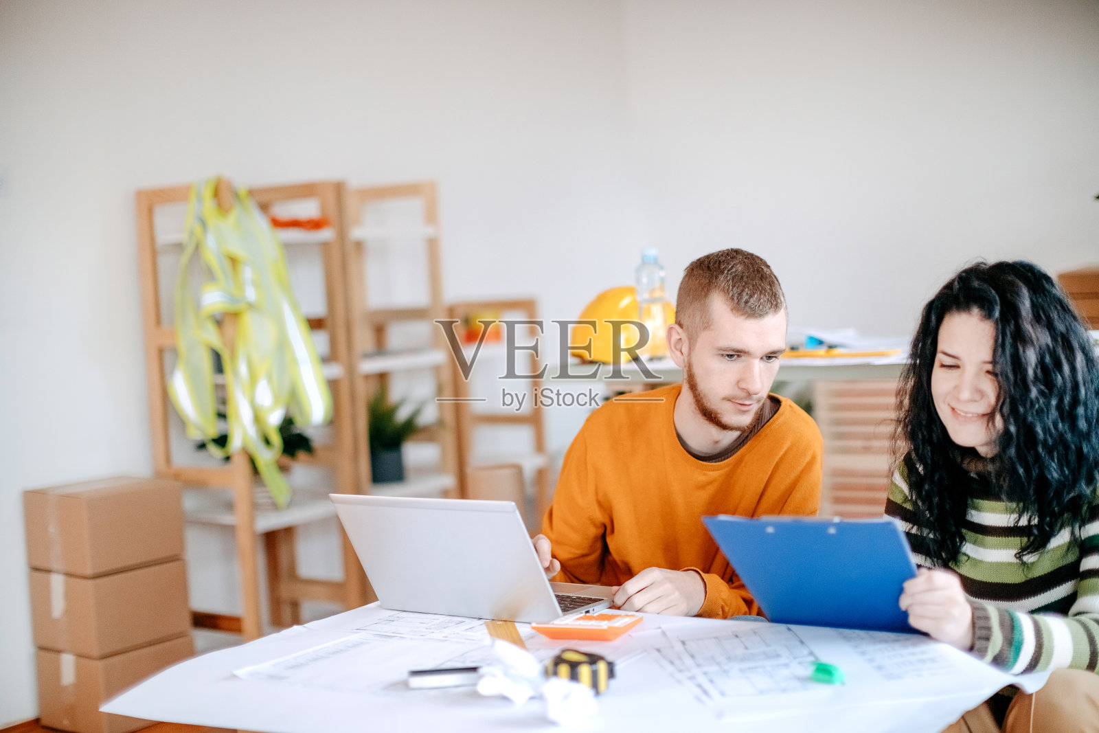 年轻夫妇计划装修房子照片摄影图片