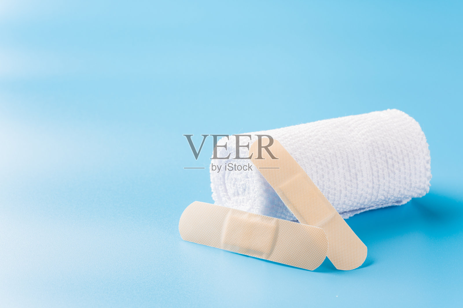 蓝色背景上的白色绷带和膏药照片摄影图片