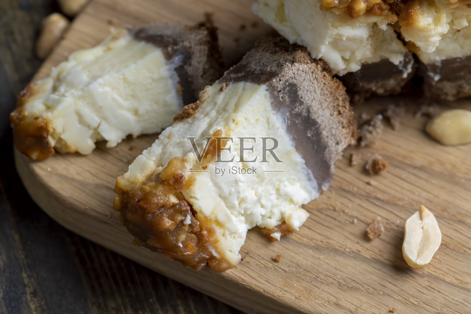 用松软的新鲜奶酪和花生做成的芝士蛋糕照片摄影图片