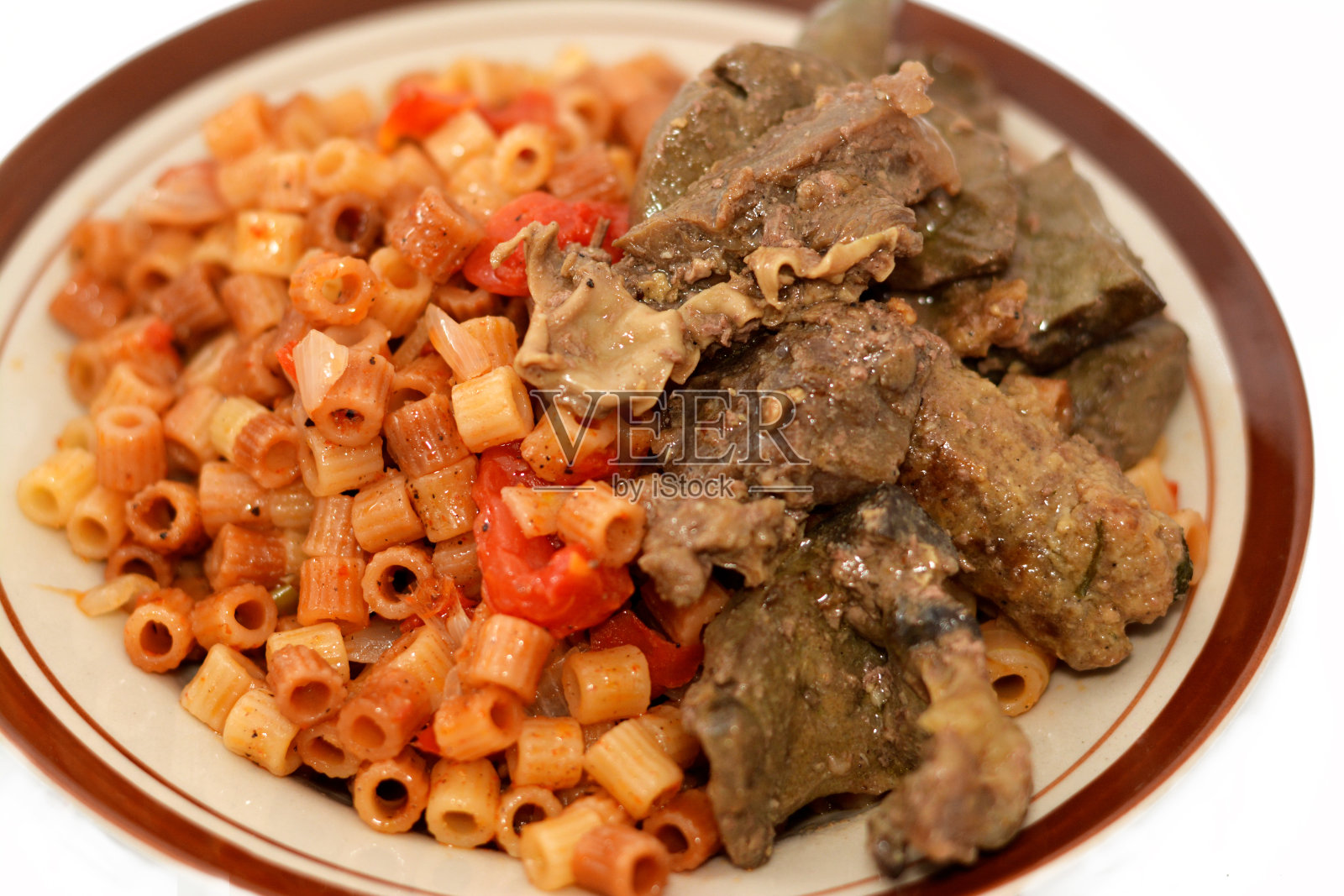 烤牛肉肉丸和肝配经典环形通心粉,配上番茄酱和肉片,大蒜,洋葱,香料,油和黑胡椒和青椒,意大利食谱用埃及的方式完成照片摄影图片