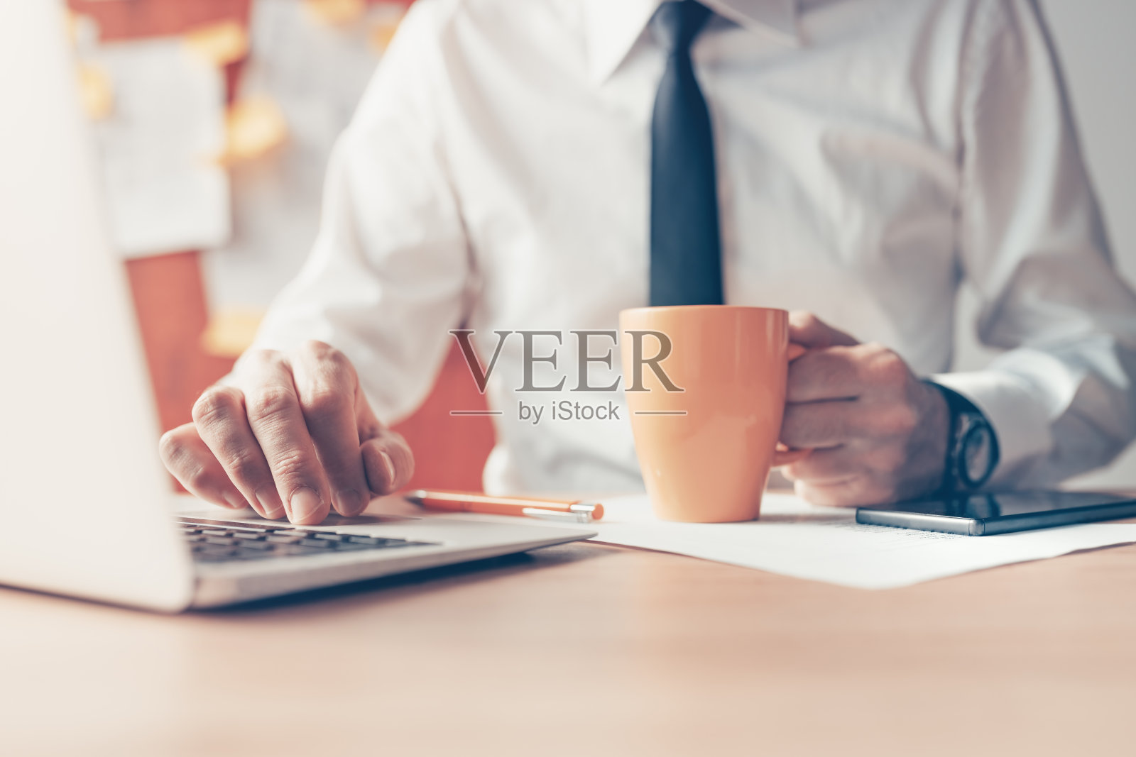 商人在办公室喝咖啡,用笔记本电脑照片摄影图片