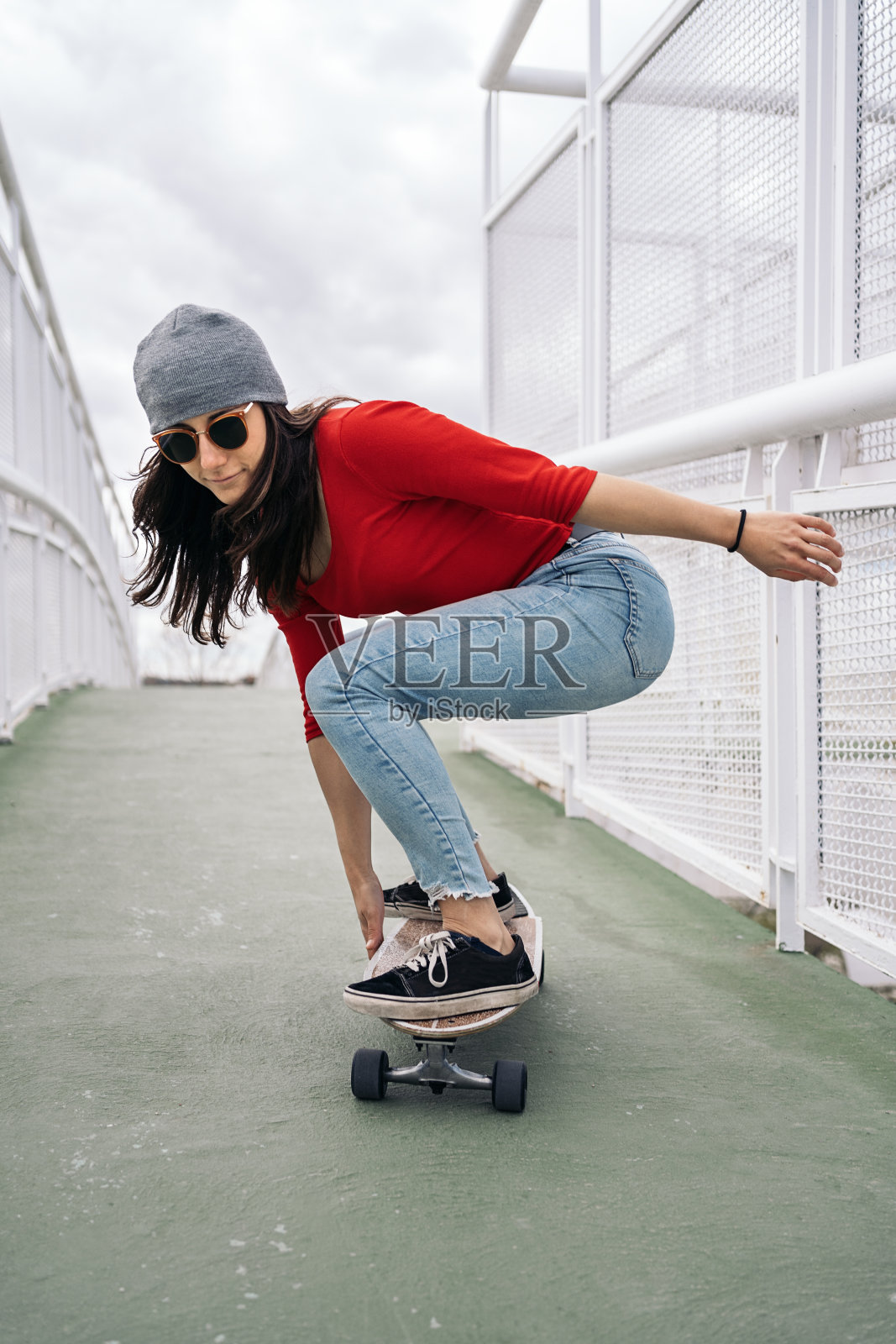 滑冰女孩在城市里练习照片摄影图片