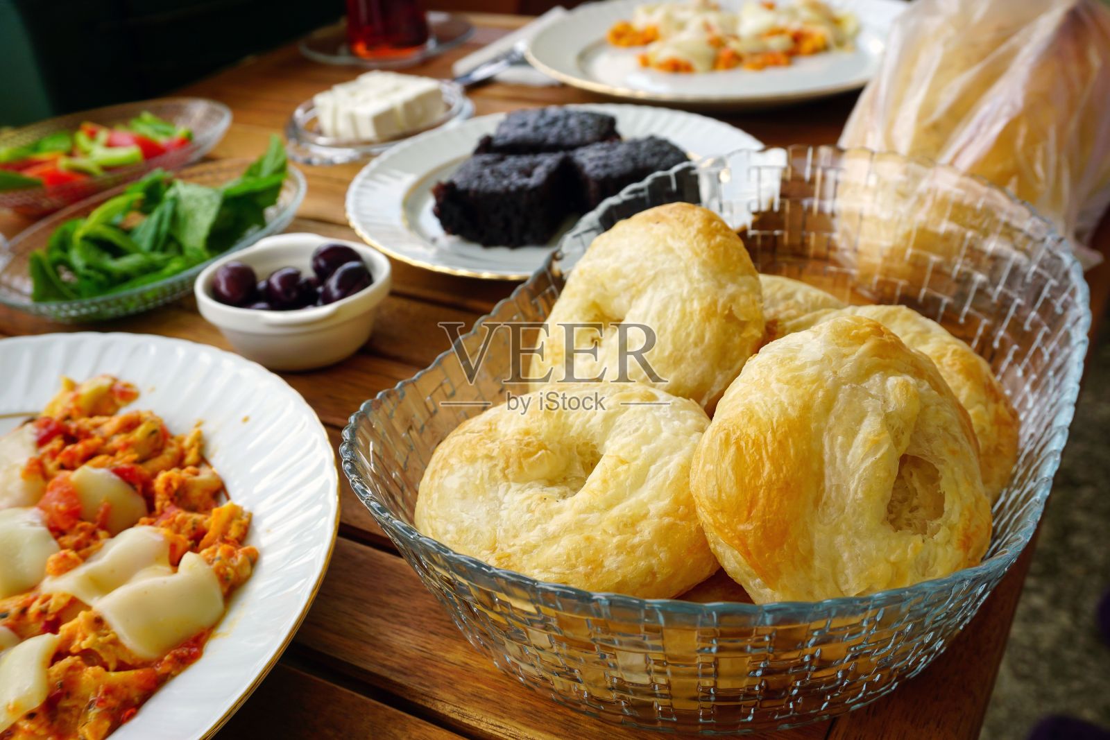 传统的土耳其士麦那糕点男孩在土耳其早餐照片摄影图片