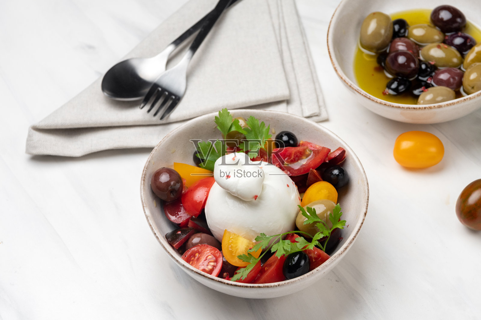 布拉塔奶酪沙拉配番茄,橄榄和橄榄照片摄影图片