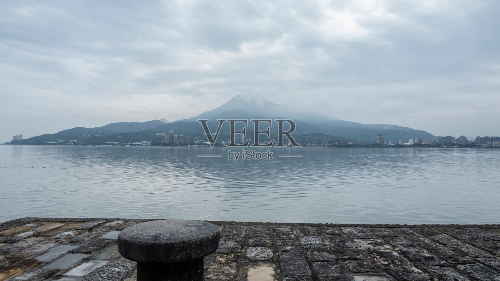 在一个多云的日子里,以山为背景的湖泊的美丽照片照片摄影图片