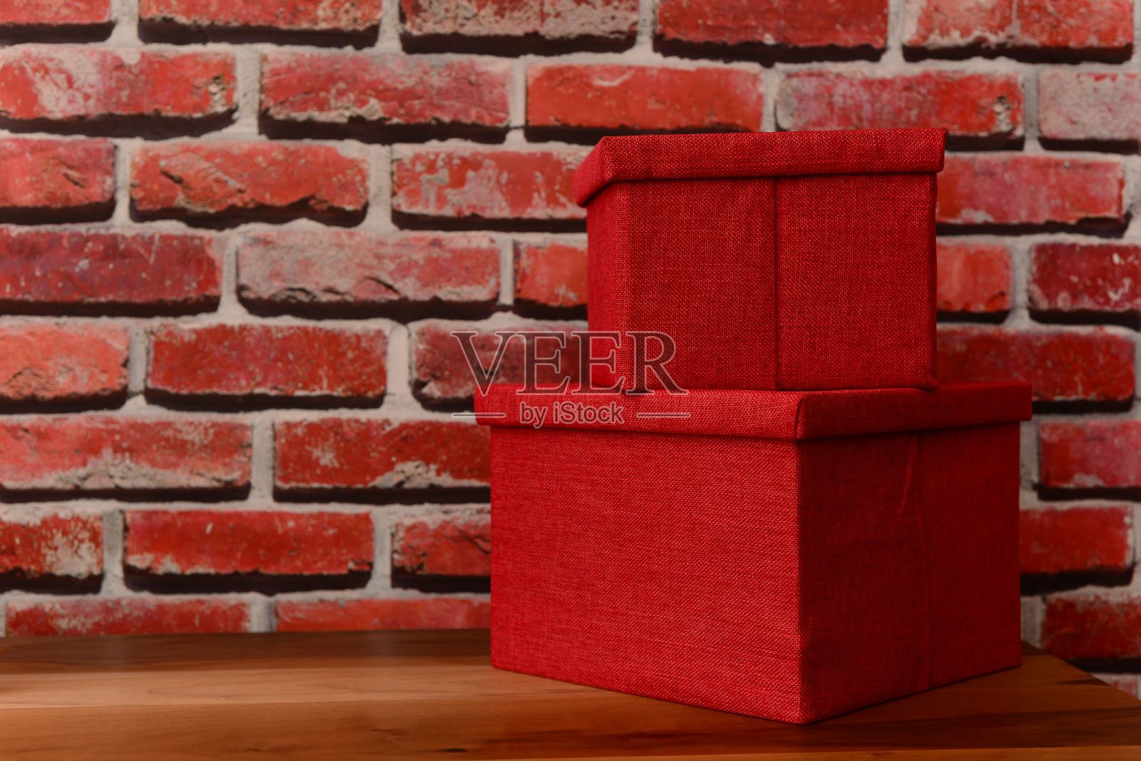 靠近砖墙表面的红色礼品盒特写镜头照片摄影图片