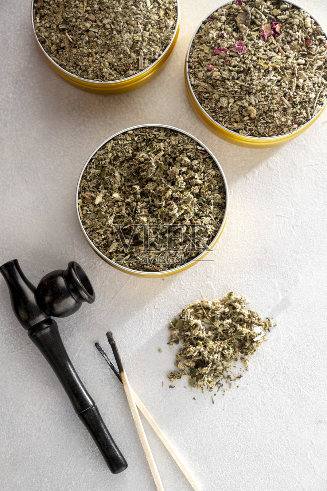 无烟替代品,草本和花卉混合吸烟木管,草本混合吸烟。前视图。照片摄影图片