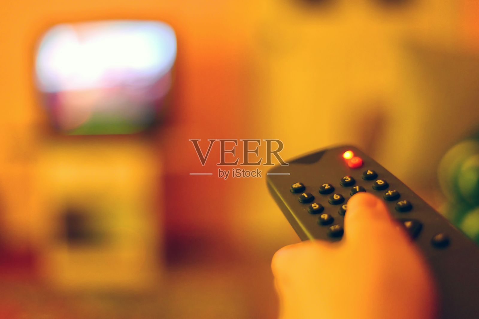 用遥控器手动切换电视频道,特写照片摄影图片