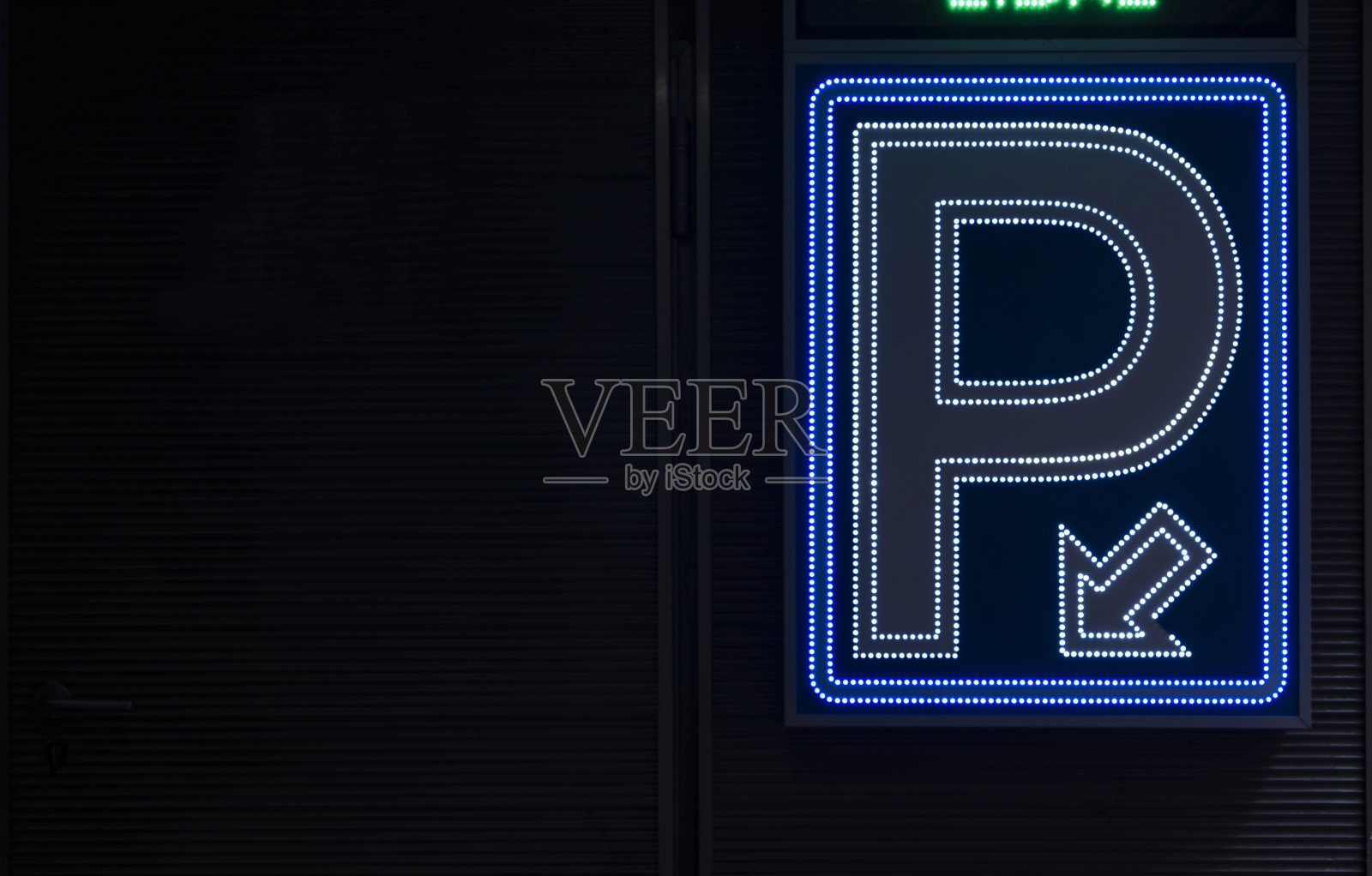 黑色背景下的停车标志灯照片摄影图片