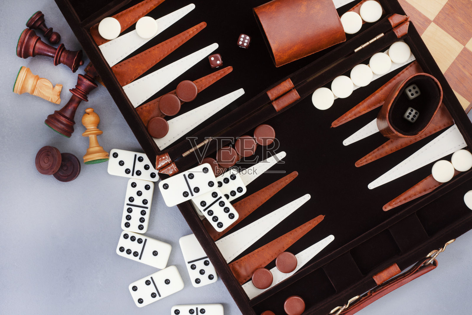 西洋双陆棋、国际象棋和多米诺骨牌等经典游戏照片摄影图片