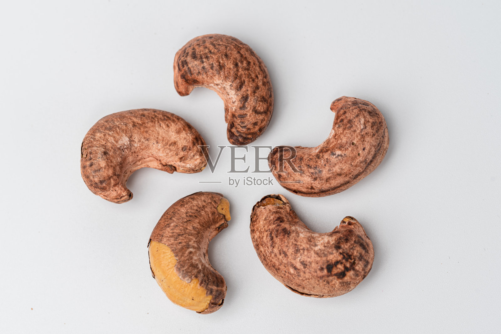 白底上的腰果照片摄影图片