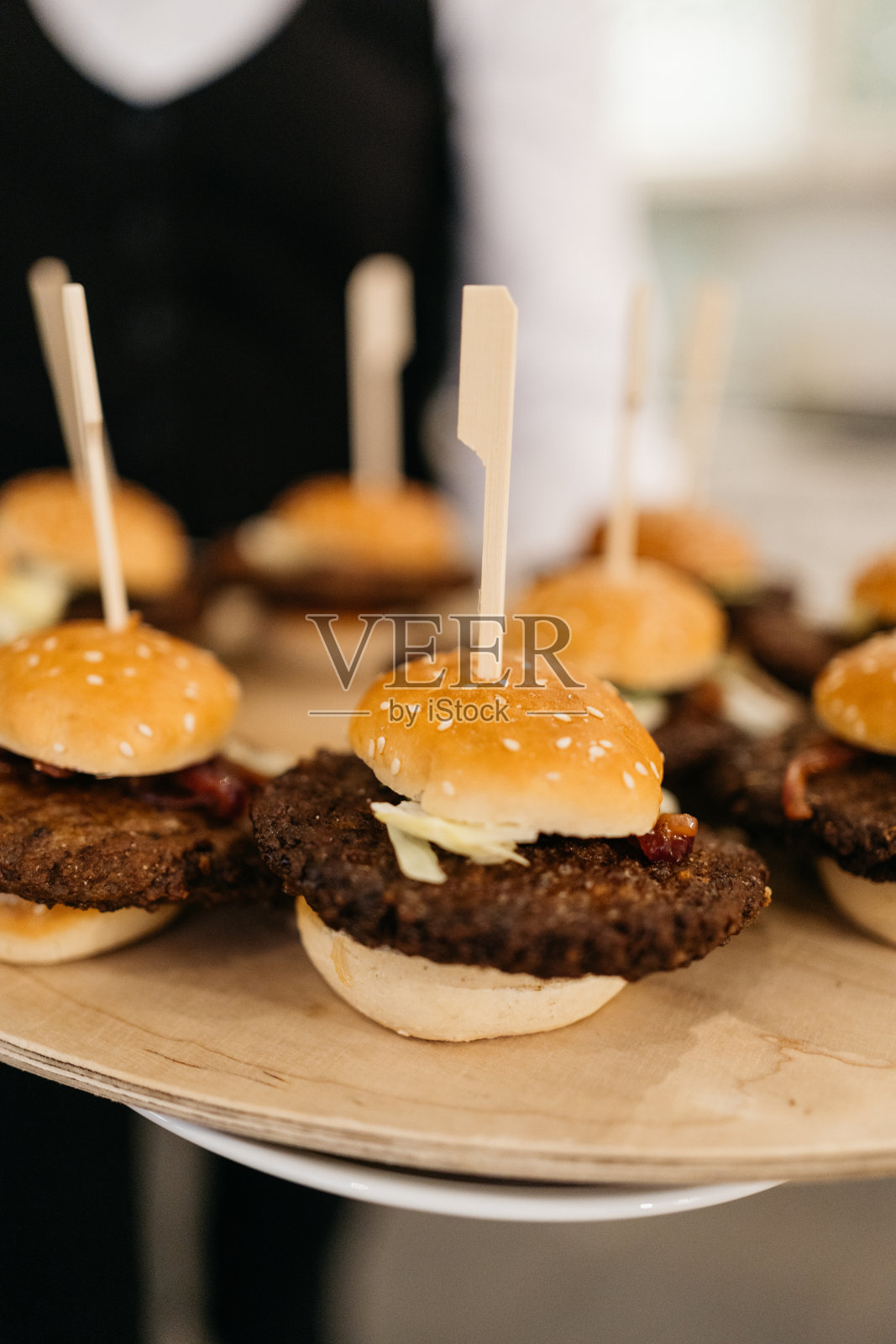 迷你汉堡配生菜,酱汁和烤串照片摄影图片