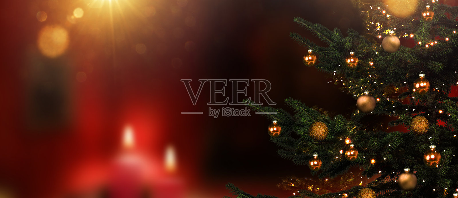 圣诞树在前景对模糊的客厅照片摄影图片