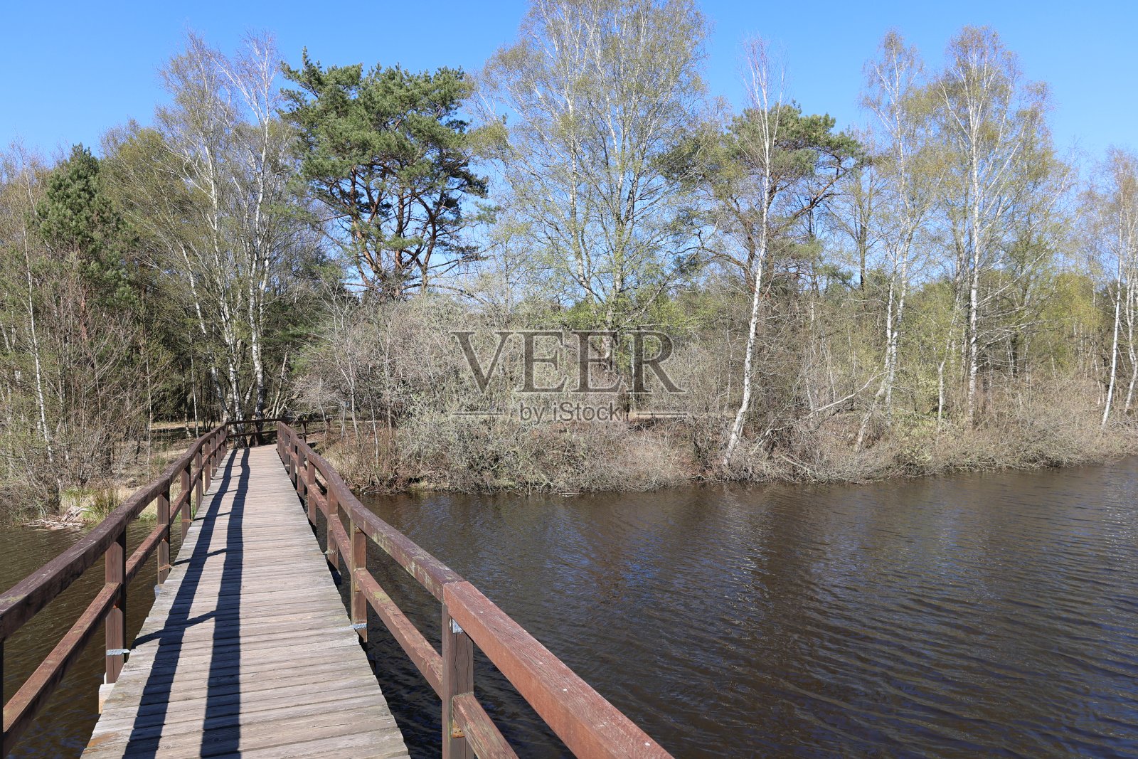 Sunny spring day at the Thülsfeld dam照片摄影图片