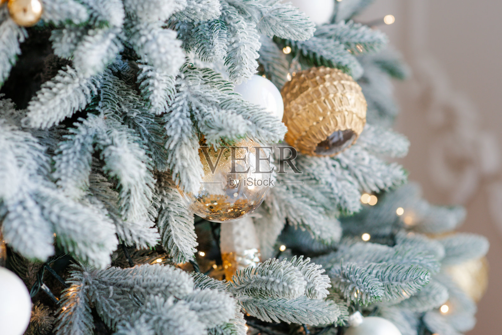 圣诞节的背景。节日装饰的圣诞树。新年快乐。照片摄影图片