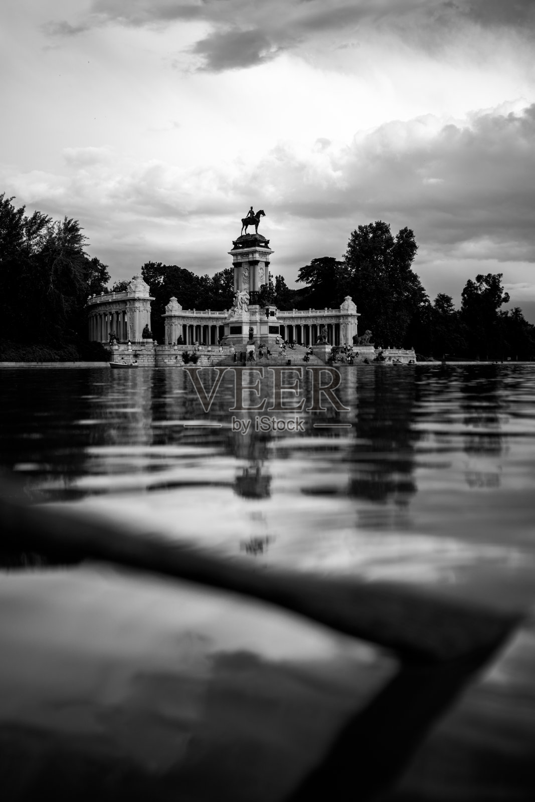 雨中西班牙马德里雷蒂罗公园美丽的灰度图照片摄影图片
