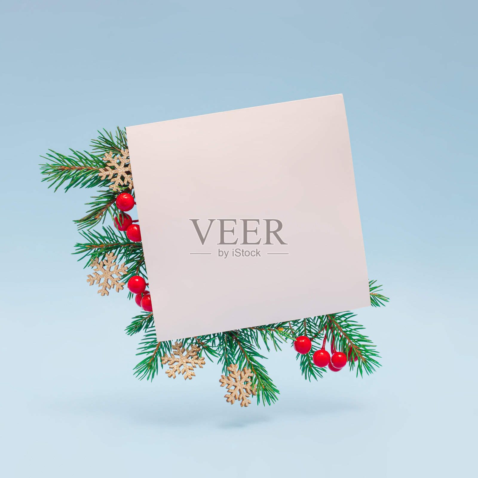 创意布局的圣诞树树枝和水果与纸卡片笔记。平的。大自然节日喜庆的概念。带有复制空间的贺卡。照片摄影图片