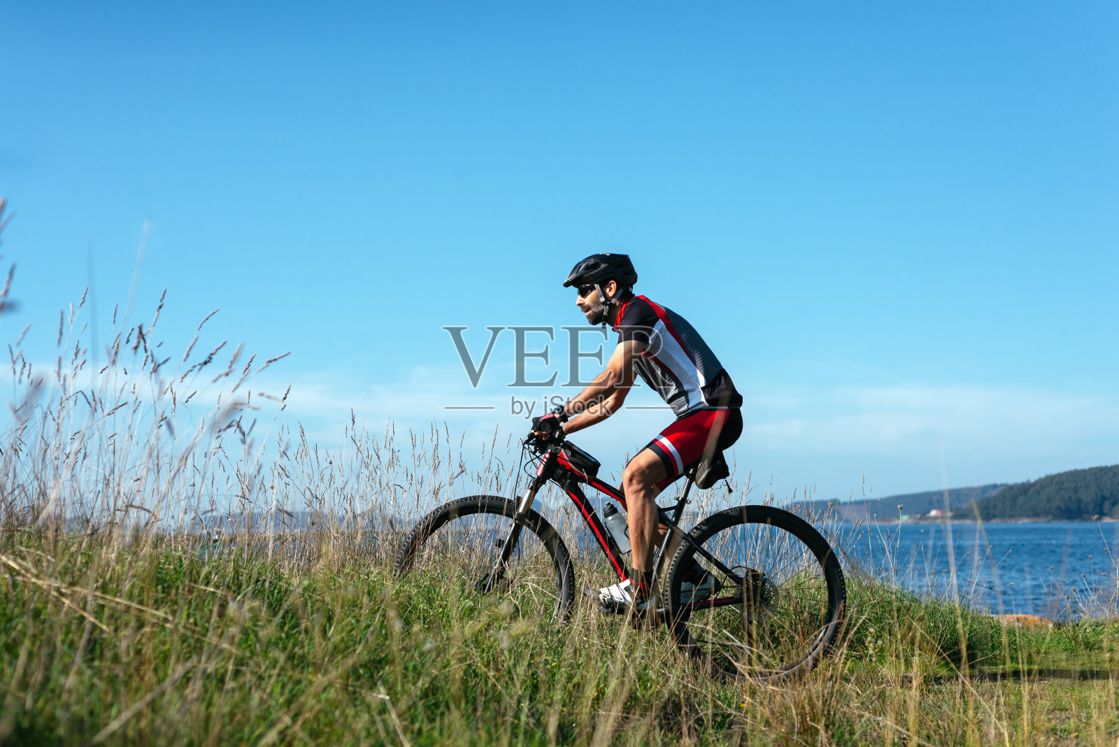 骑自行车的人在海边骑自行车照片摄影图片