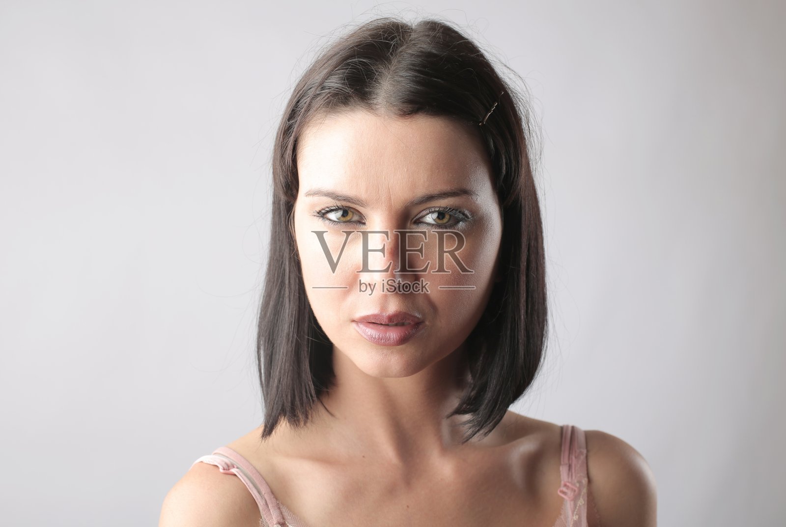 年轻的匈牙利女孩凝视着镜头与迷人的榛色眼睛在一个简单的白色背景照片摄影图片