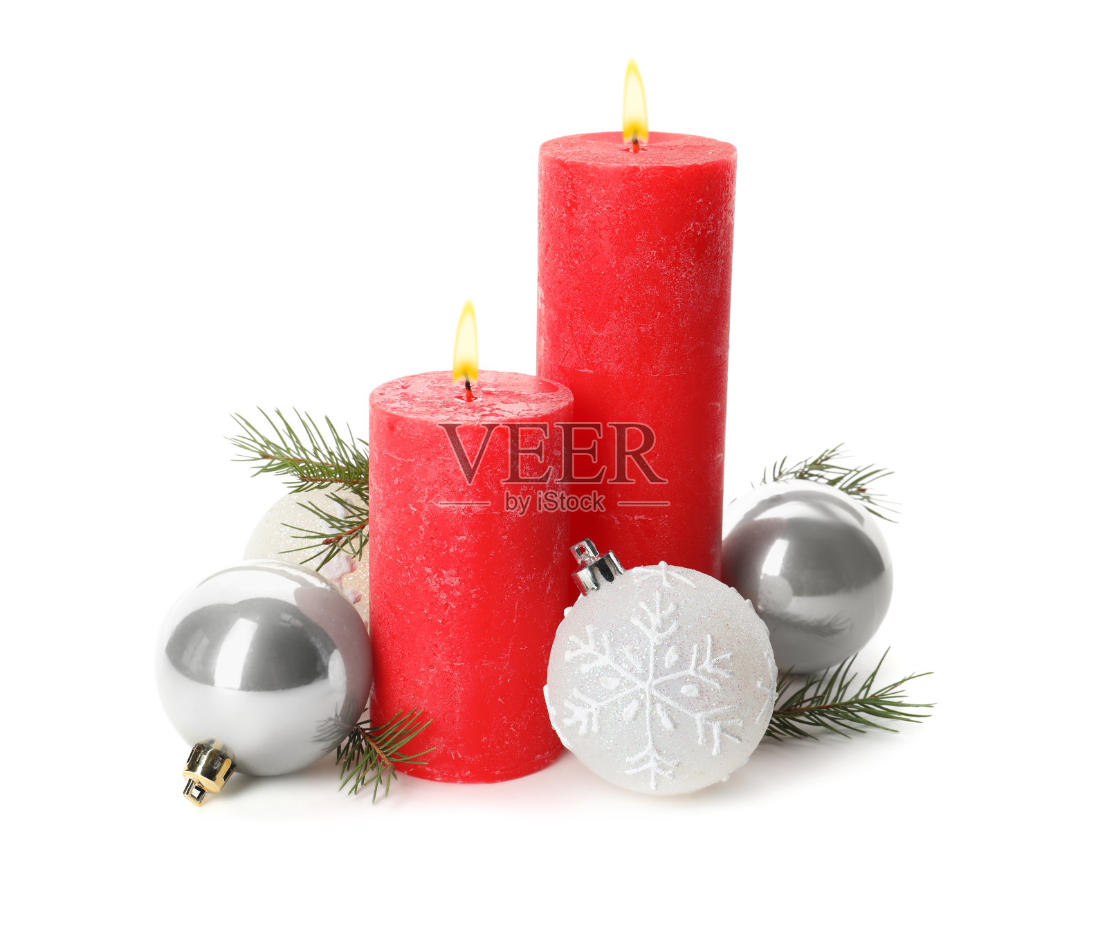 白色背景上美丽的圣诞装饰燃烧的蜡烛照片摄影图片