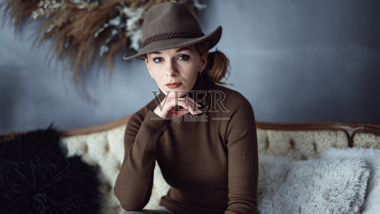 一个严肃优雅的来自德国的欧洲女人坐在沙发上的浅聚焦镜头照片摄影图片