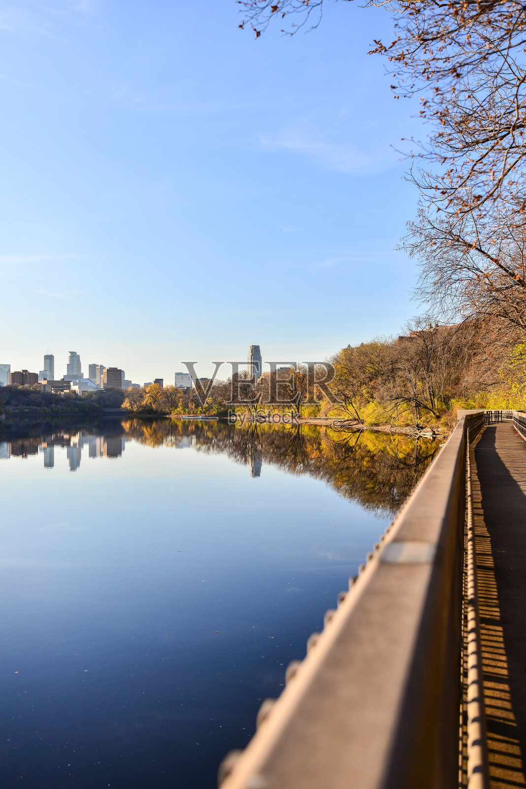 明尼苏达州明尼阿波利斯的秋天河滨和天际线照片摄影图片