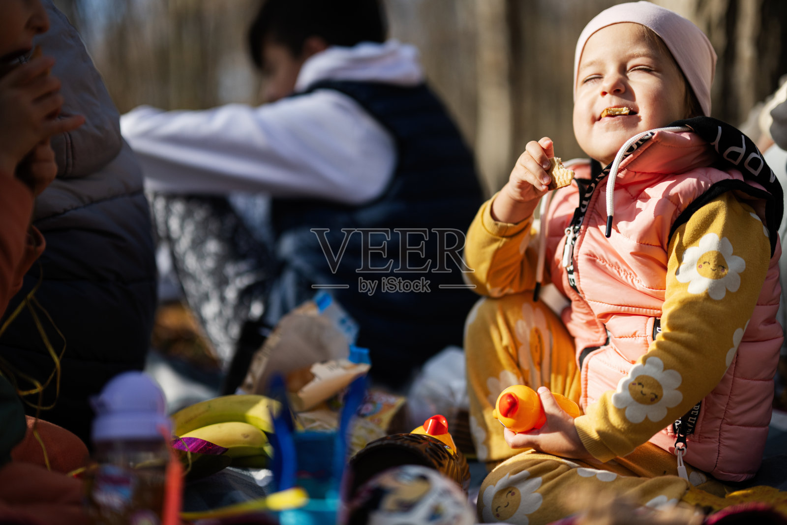 孩子们在秋天的森林野餐。美丽的秋日。照片摄影图片