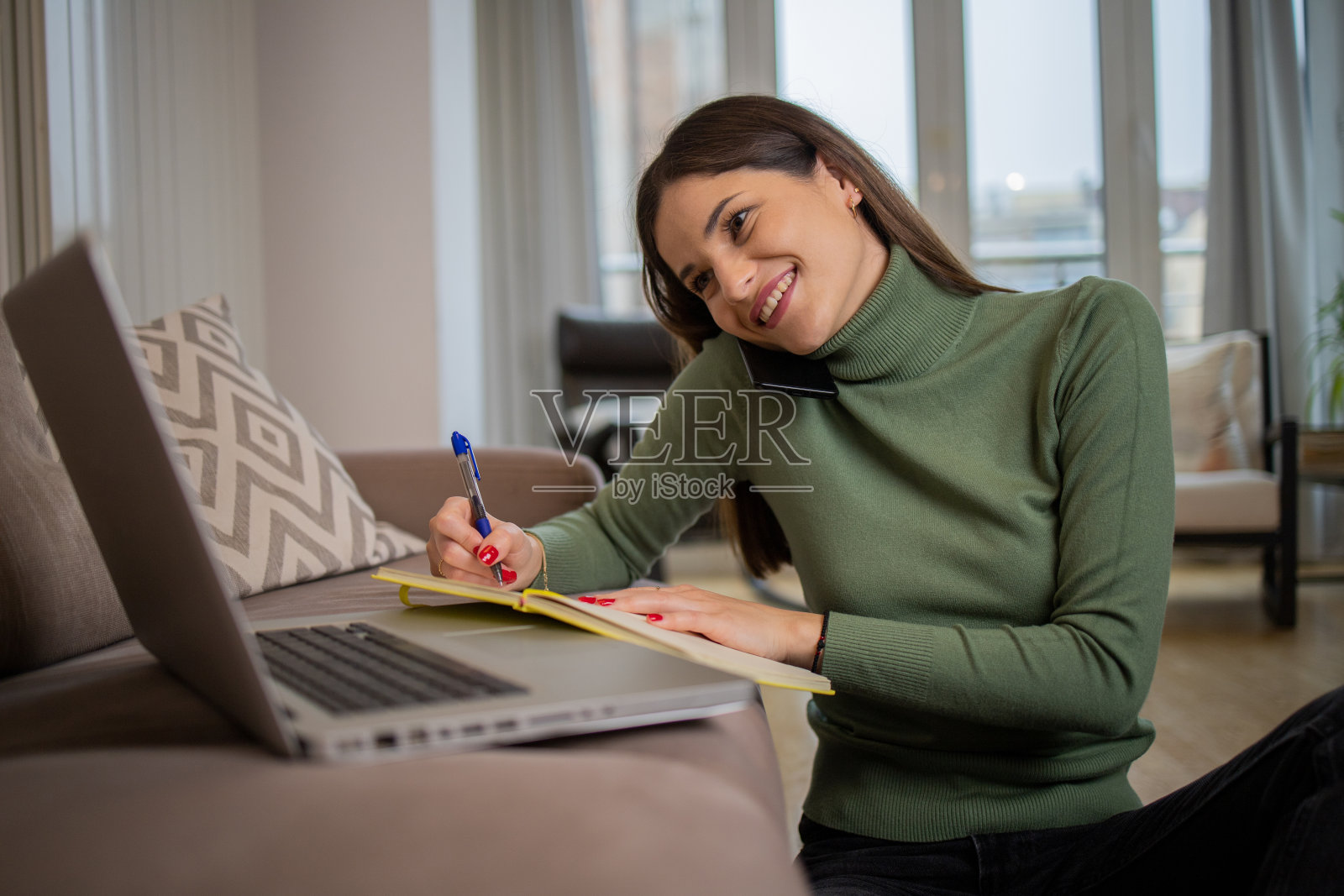 年轻女人在家工作照片摄影图片