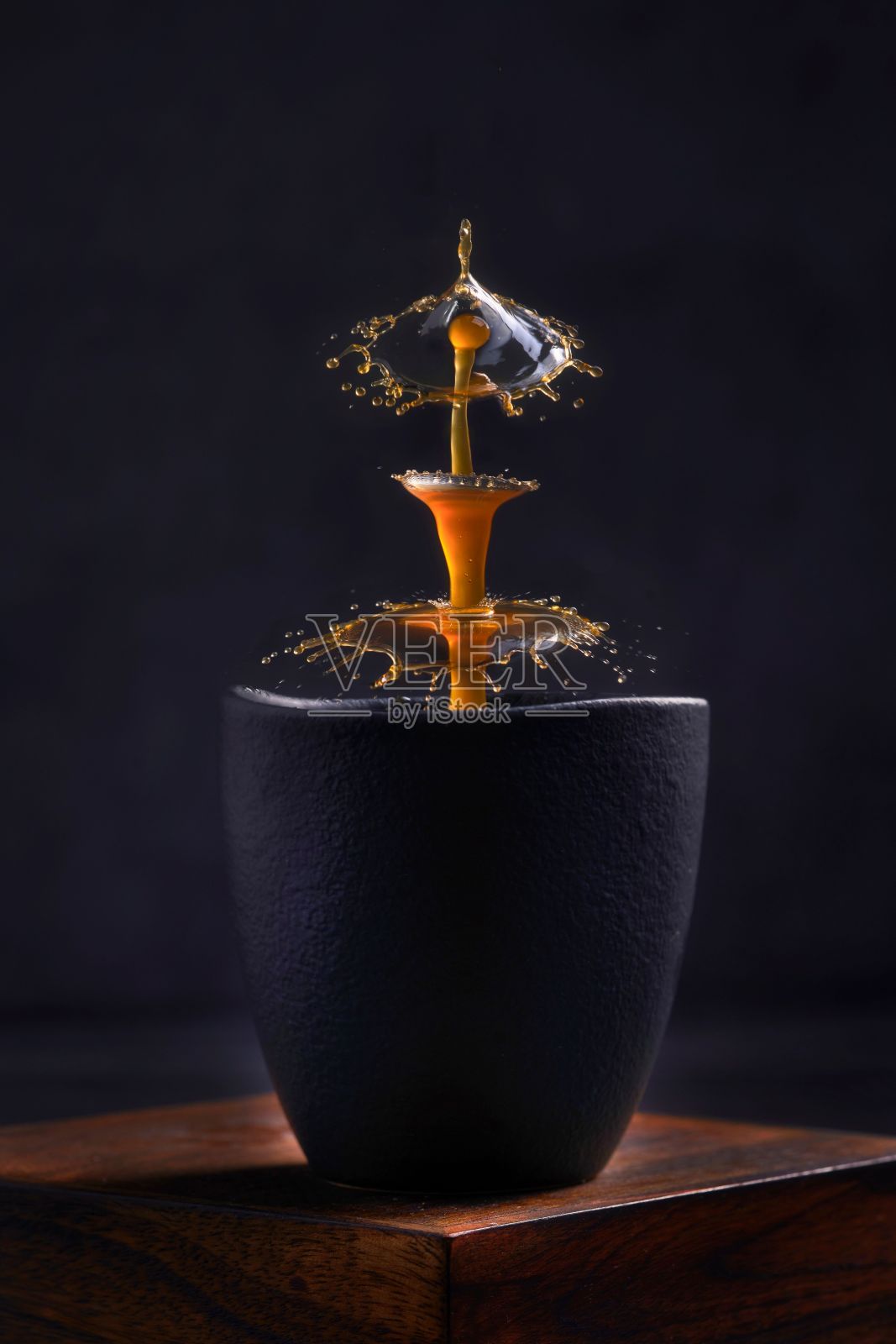 咖啡杯的垂直镜头与飞溅照片摄影图片