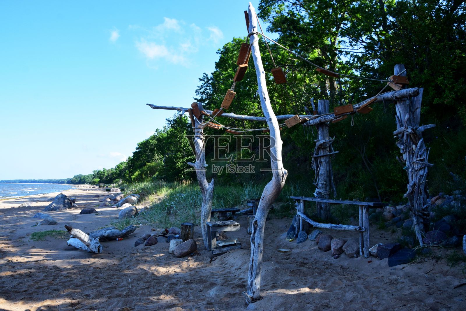 美丽的沙滩上的木桌和椅子照片摄影图片