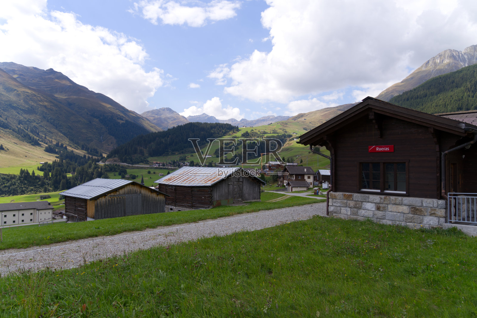 Scenic view over mountain village Rueras, Canton Graubünden, on a blue cloudy late summer day.照片摄影图片