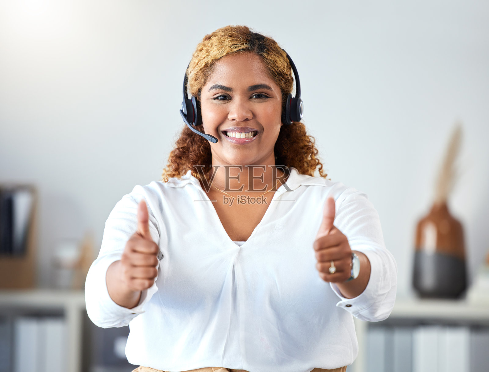 大拇指,客户关系管理和联系与呼叫中心代理工作的客户服务或电话营销。谢谢销售和支持,一位戴着耳机在办公室工作的快乐商业女性照片摄影图片