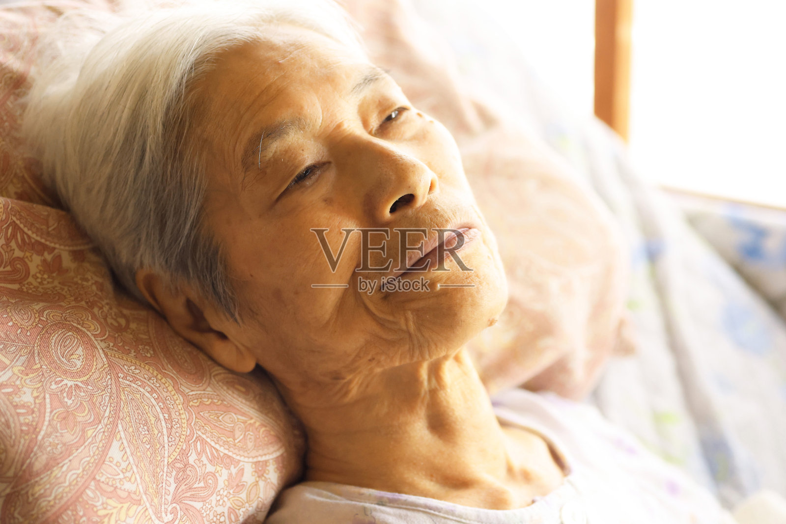 老年痴呆妇女躺在护理床上照片摄影图片