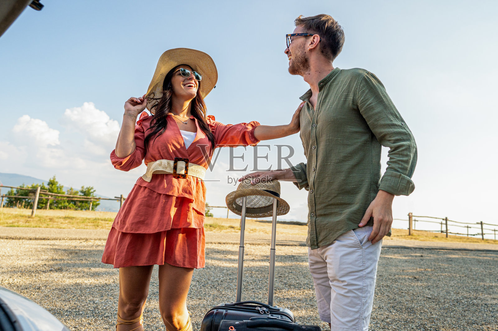 乡村的旅人,年轻情侣的恋爱瞬间,无忧无虑的生活方式,爱与旅行的理念,做我的情人。照片摄影图片