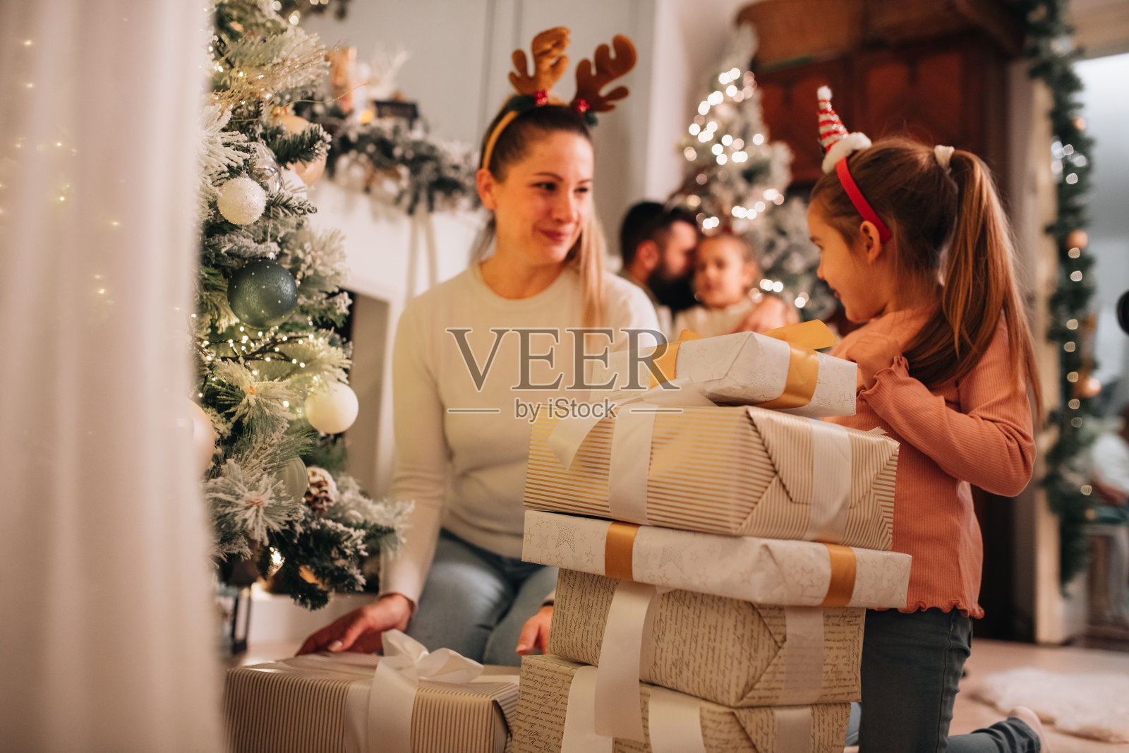 爱的家人一起庆祝新年照片摄影图片