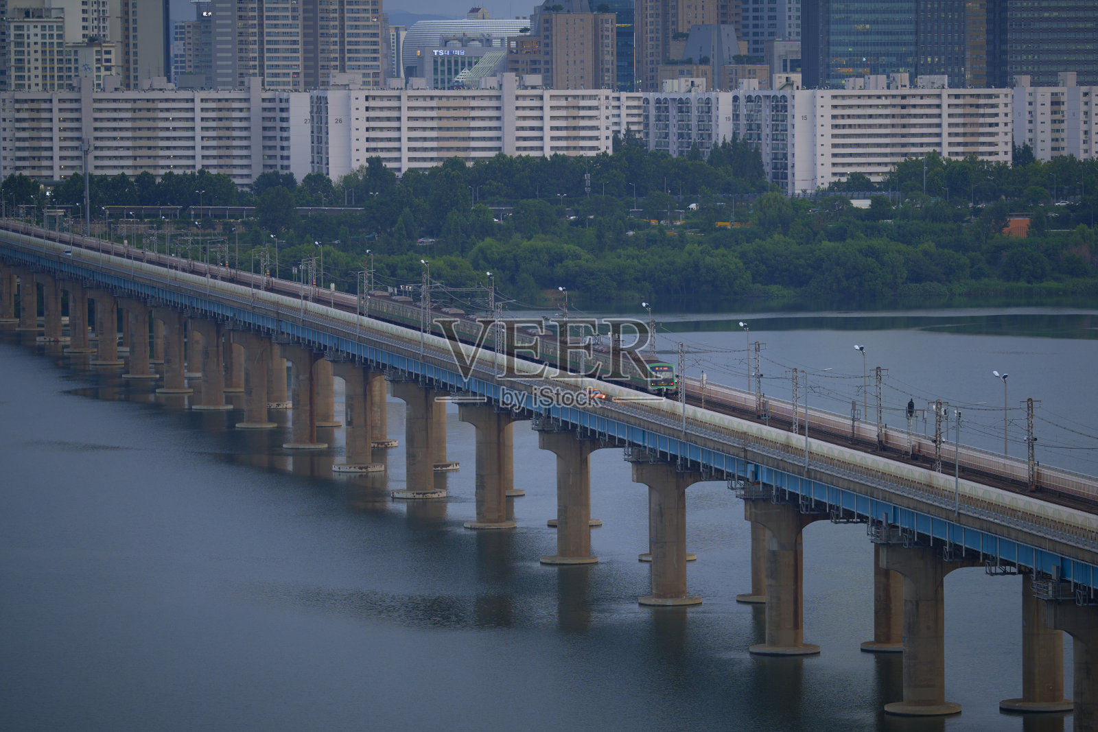 首尔,南高,汉江上的麻浦大桥被现代建筑包围照片摄影图片