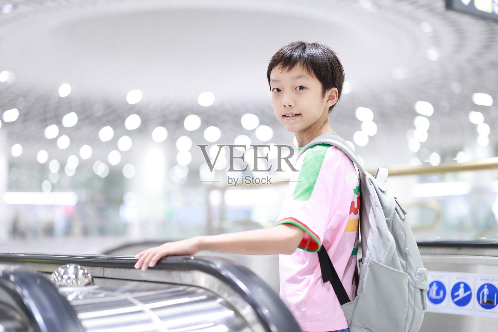 地铁上的小男孩照片摄影图片