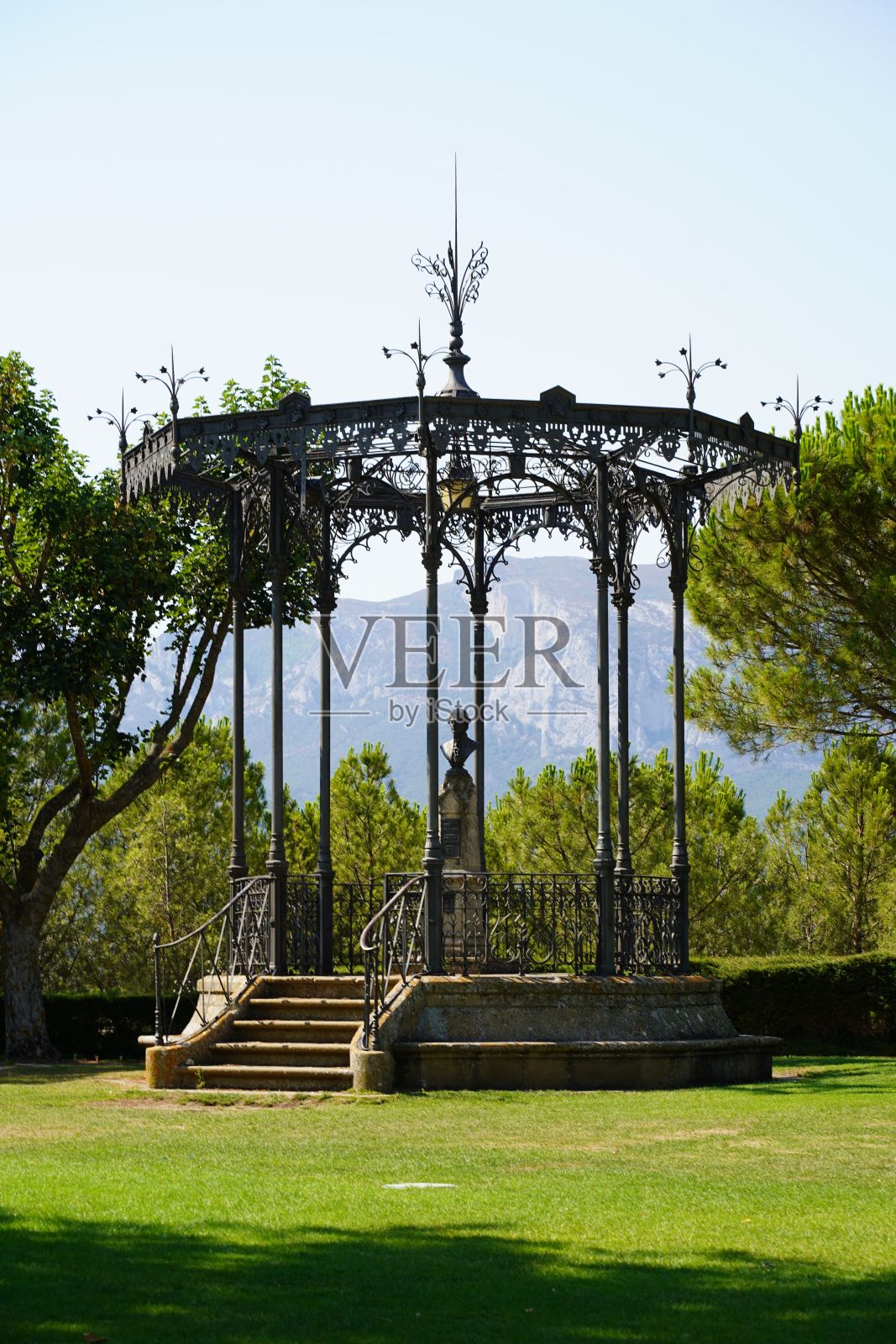 垂直拍摄的一个美丽的凉亭与一个雕像在公园里照片摄影图片