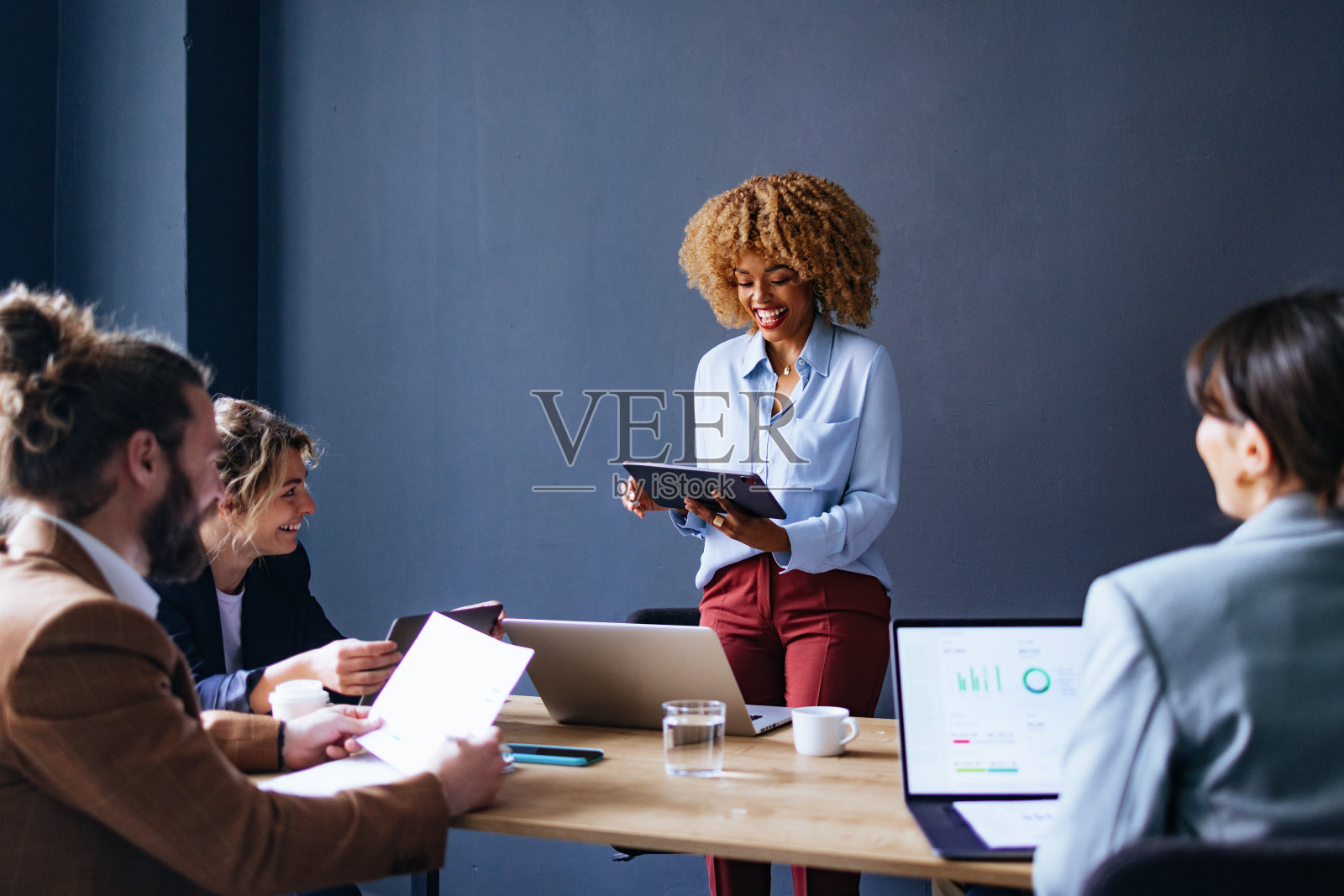 一群快乐的商人在他们的公司里一起工作照片摄影图片