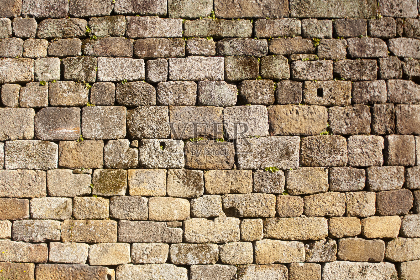 西班牙加利西亚乌伦斯省里巴达维亚中世纪城堡外墙的石墙部分。照片摄影图片