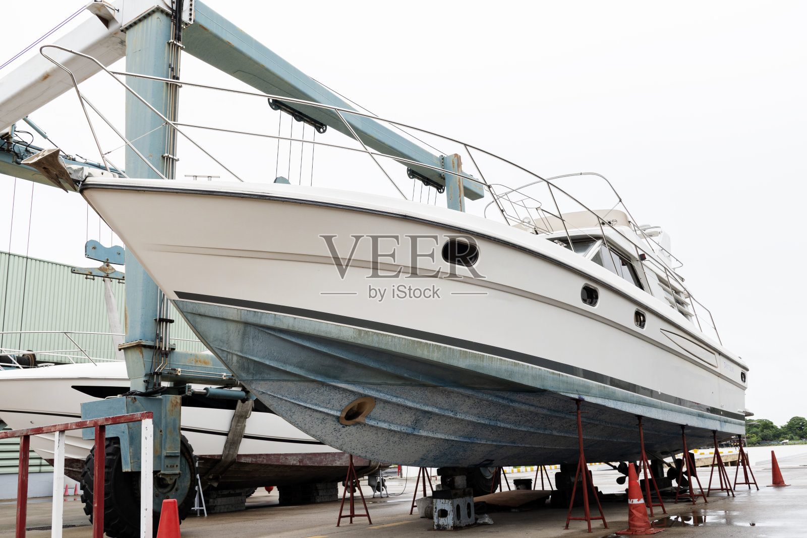 游艇在船厂拖出。照片摄影图片
