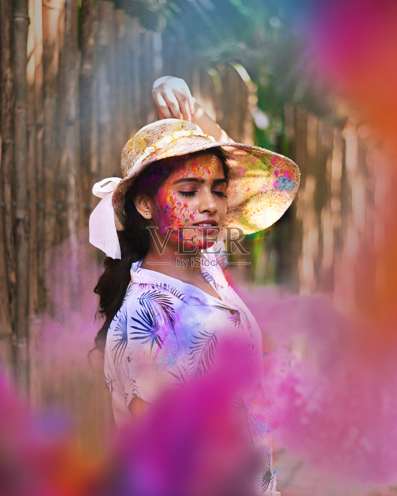 在印度喀拉拉邦的胡里节上,美丽的印度年轻女子脸上涂着颜料照片摄影图片