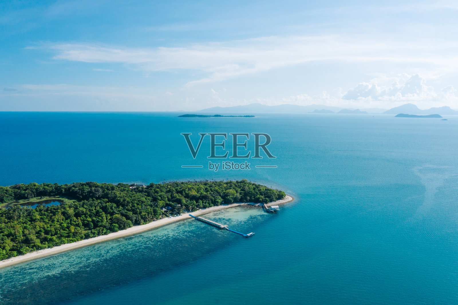 鸟瞰风景如画的海岛,碧蓝的海水,翠绿的植被。俯瞰天堂海滩的海岸线,美丽的夏季度假胜地,照片摄影图片