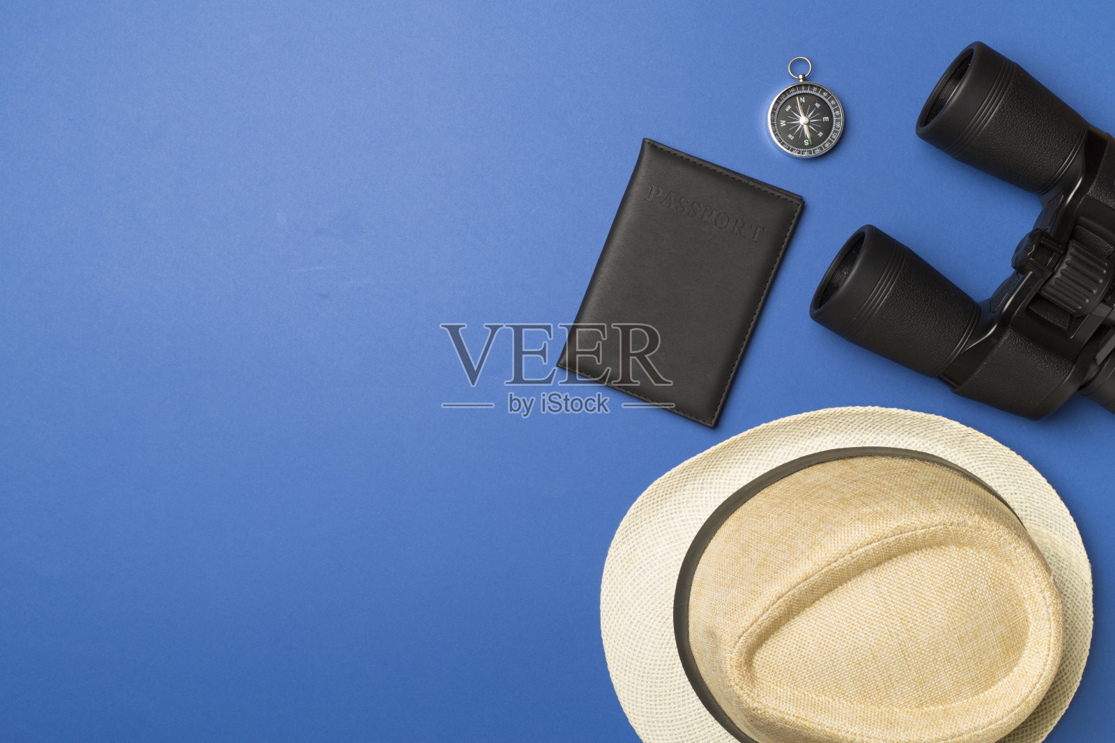 山地旅行的旅行配件,彩色背景,俯视图照片摄影图片