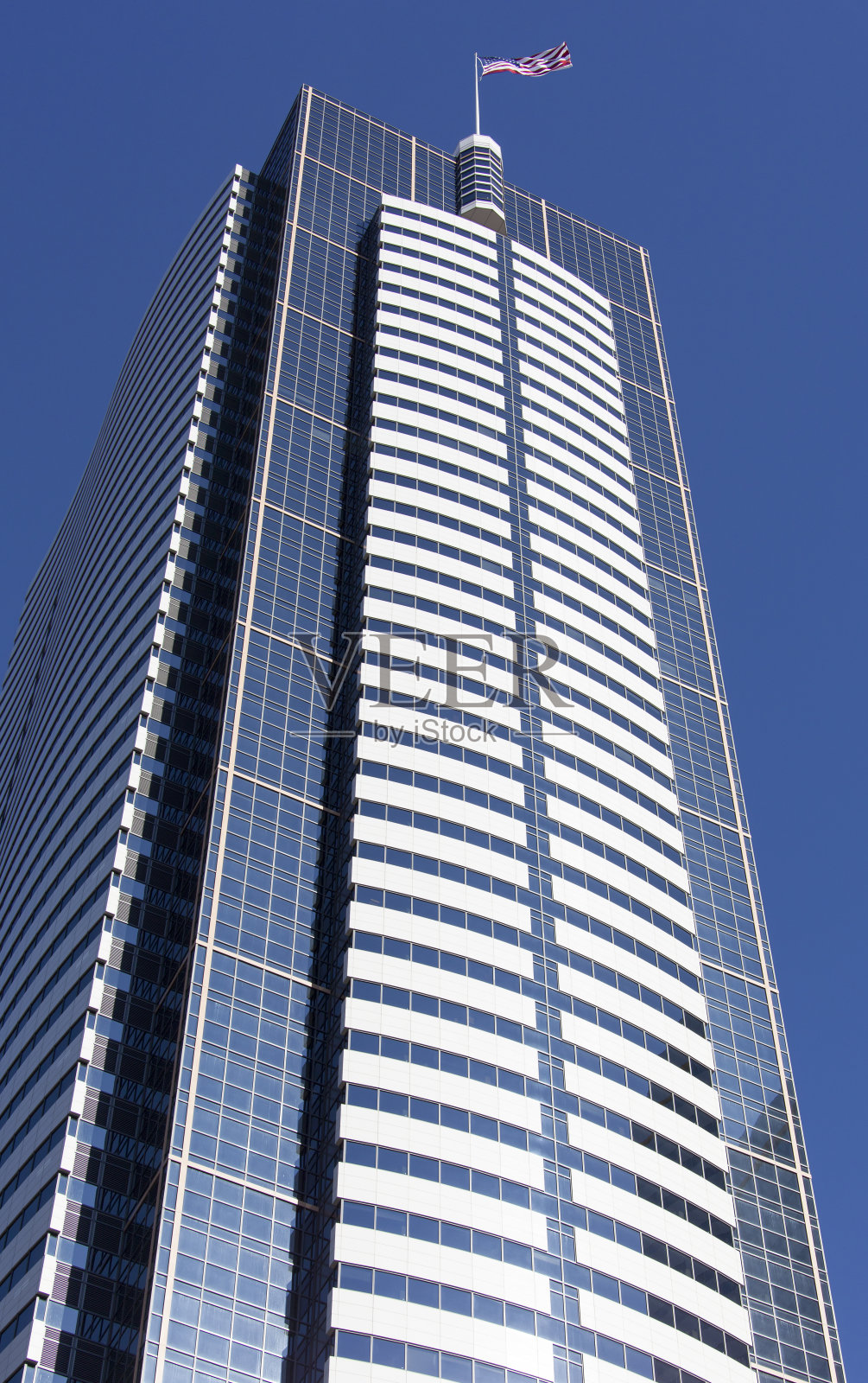 西雅图市中心有一面旗帜的摩天大楼照片摄影图片