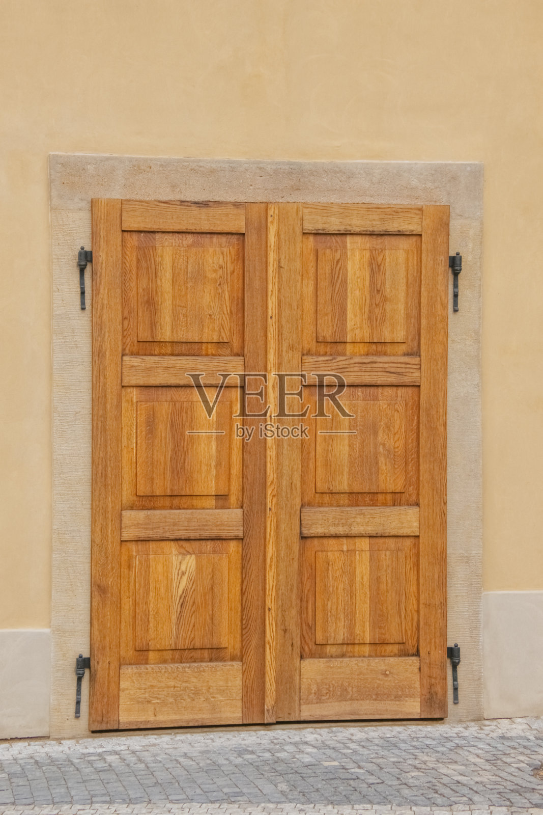 建筑外立面的木质双开门关闭照片摄影图片