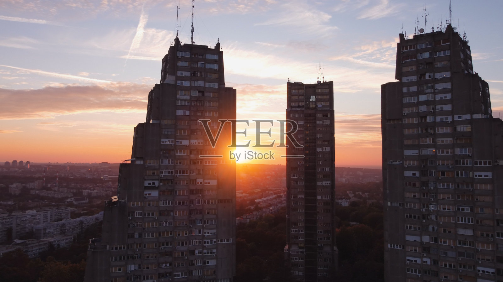 东门建筑,塞尔维亚贝尔格莱德的野兽主义建筑标志之一。照片摄影图片